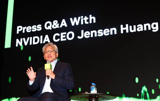 젠슨 황 엔비디아 최고경영자(CEO)가 31일 오후 경북 경주예술의전당에서 기자간담회를 하고 있다. 뉴스1