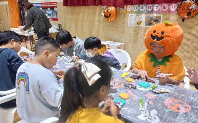 ▲ 철원군 문혜초교는 31일 세계문화의 폭을 넓히는 해피 할로윈데이를 개최, 학생들이 다양한 체험활동을 실시했다.