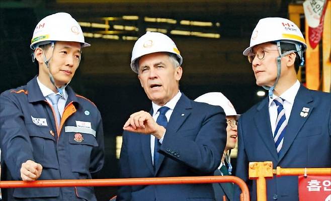 < 거제조선소 찾은 캐나다 총리 > 마크 카니 캐나다 총리(가운데)가 30일 경남 거제 한화오션 조선소를 찾아 김동관 한화그룹 부회장(왼쪽), 김민석 국무총리와 대화하고 있다. 카니 총리는 “예상한 것을 볼 수 있었다”며 “작업 규모가 엄청나다”고 감탄했다.  /연합뉴스