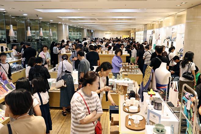 '케이팝 데몬 헌터스'의 흥행으로 관련 상품을 구입하려는 관객이 굿즈 매장 '뮷즈샵'에 몰리고 있다./사진=뉴스1