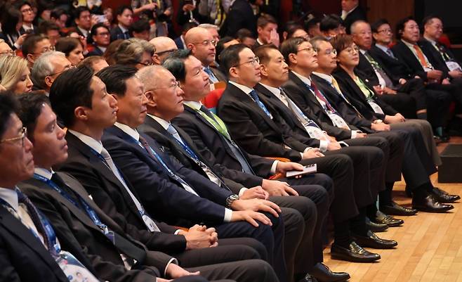 주요 기업 총수들이 29일 경주예술의전당에서 열린 ‘아시아태평양경제협력체(APEC) 최고경영자(CEO) 서밋’에서 도널드 트럼프 미국 대통령의 연설을 듣고 있다. 왼쪽 두 번째부터 정용진 신세계 회장, 정기선 HD현대 회장, 신동빈 롯데그룹 회장, 정의선 현대자동차그룹 회장, 최태원 SK그룹 회장, 구광모 LG그룹 회장, 장인화 포스코그룹 회장. 대한상공회의소 제공