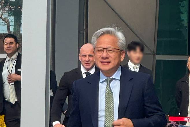젠슨 황 엔비디아 최고경영자(CEO)가 31일 포항경주공항에 도착한 뒤 환영객에게 인사하고 있다. 사진=연합뉴스