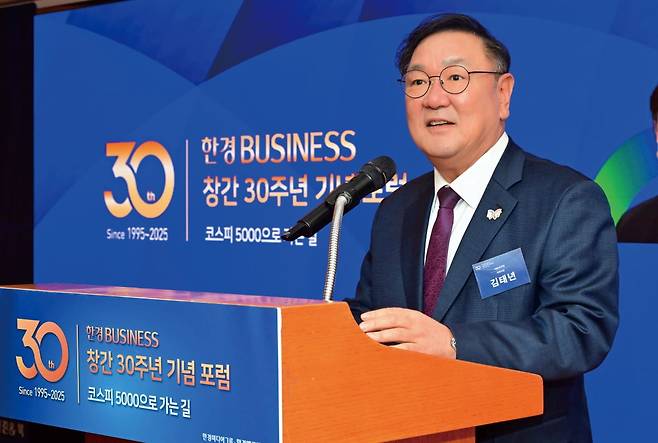 김태년 더불어민주당 의원이 한경비즈니스 창간 30주년 기념 포럼에서 축사를 하고 있다. 사진=한경매거진 이승재 기자