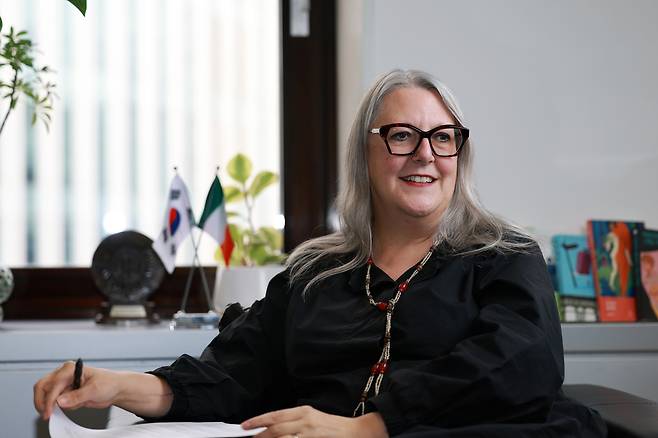 미쉘 윈트럽 주한 아일랜드대사가 지난 29일 서울 종로구 주한 아일랜드대사관에서 경향신문과 인터뷰하고 있다. 정지윤 선임기자