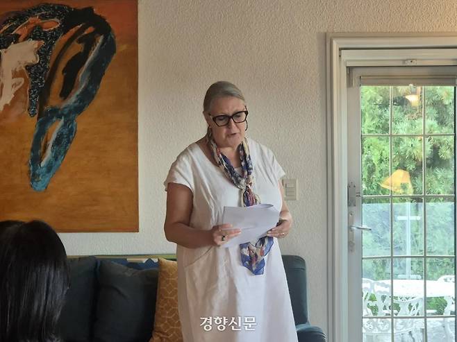 미셸 윈트럽 주한 아일랜드 대사가 지난 17일 서울 성북구 아일랜드 대사관저에서 열린 ‘여성들의 한가위’ 행사에서 인사말을 하고 있다. 유설희 기자