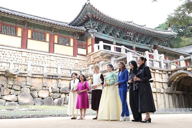 김혜경 여사가 31일 경주 불국사에서 열린 2025 아시아태평양경제협력체(APEC) 정상회의 배우자 친교 행사에 참석해 각국 정상 배우자들과 기념촬영을 하고 있다.     왼쪽부터 대만 총통고문 딸 린원쉬안 씨, 필리핀 루이즈 아라네타 마르코스 여사, 캐나다 다이애나 폭스 카니 여사, 김혜경 여사, 뉴질랜드 아만다 럭슨 여사, 싱가포르 루츠루이 여사, 태국 티나논 니라밋 총리 부인.  APEC 2025 KOREA