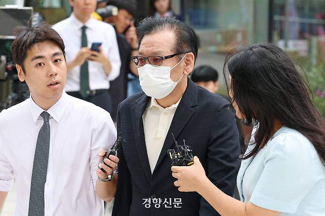 김건희 여사의 ‘통일교 청탁 의혹’ 당사자로 알려진 건진법사 전성배 씨가 지난 8월18일 서울 종로구에 마련된 김건희 특검팀 사무실로 조사를 받기 위해 출석하고 있다. 정효진 기자