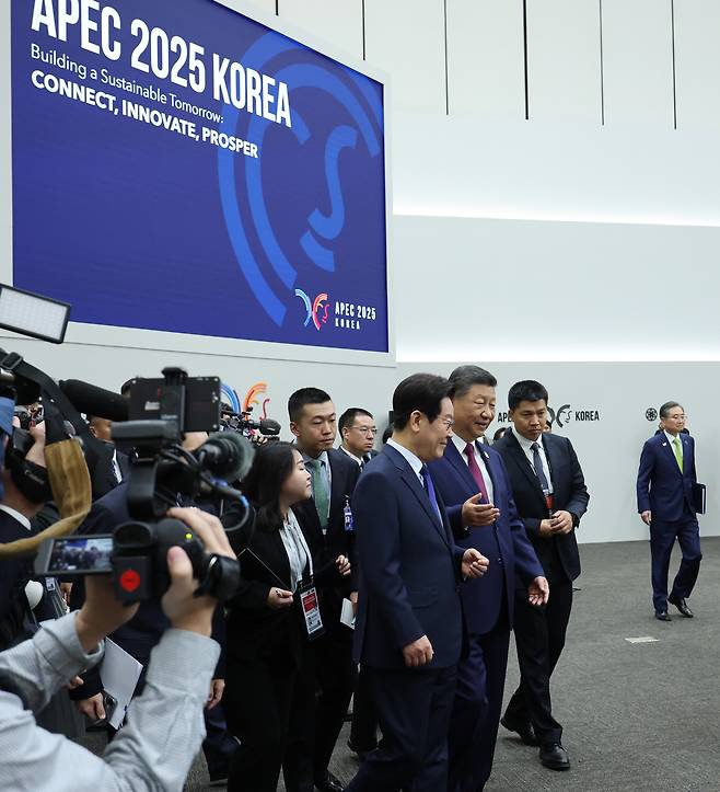 이재명 대통령이 31일 경주화백컨벤션센터(HICO)에서 열린 2025 아시아태평양경제협력체(APEC) 정상회의 제1세션에서 시진핑 중국 국가주석과 대화하고 있다. 연합뉴스