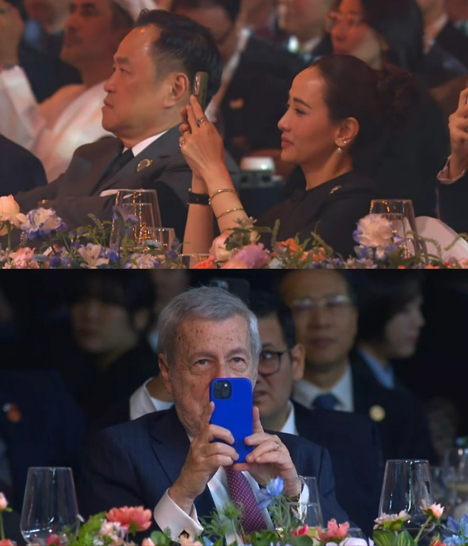 31일 경주 아시아·태평양경제협력체(APEC) 정상회의 환영 만찬에서 가수 지드래곤(본명 권지용)이 공연을 시작하자 아누틴 찬위라꾼 태국 총리의 배우자 티나논 니라밋 부인(위), 알베르토 반 클라베렌 칠레 외교장관 등이 이를 휴대전화로 촬영하고 있다.  ‘APEC 2025 KOREA’ 유튜브 갈무리