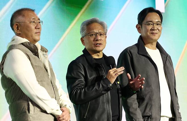From left: Hyundai Motor's Chung Euisun, Nvidia's Jensen Huang and Samsung Electronics' Lee Jae-yong share the stage at the GeForce Gamer Festival at Coex's K-pop Square in Seoul on Thursday. (Yonhap)