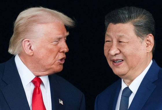 U.S. President Donald Trump and Chinese President Xi Jinping talk as they leave after a bilateral meeting at Gimhae International Airport, on the sidelines of the Asia-Pacific Economic Cooperation (APEC) summit, in Busan on Oct. 30. [REUTERS/YONHAP]