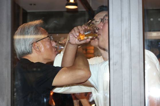 Nvidia CEO Jensen Huang, Samsung Electronics Executive Chairman Lee Jae-yong and Hyundai Motor Group Executive Chair Euisun Chung share a toast during an informal gathering at a chicken restaurant in Seoul on Oct. 30. [KIM KYUNG-ROK]