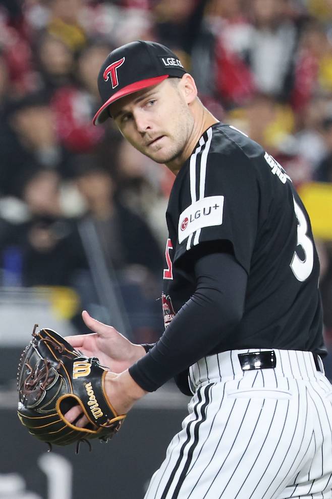 LG 선발투수 톨허스트가 31일 대전한화생명볼파크에서 열린 2025 프로야구 KBO리그 포스트시즌 한국시리즈 5차전 LG 트윈스와 한화 이글스의 경기에서 5회말&nbsp; 무실점으로 이닝을 마친 뒤 박수를 치며 더그아웃으로 향하고 있다. 연합뉴스