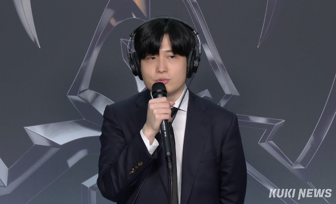 ‘톰’ 임재현 코치가 31일 중국 상하이 메르세데스 벤츠 아레나에서 열린 ‘2025 월드 챔피언십(롤드컵)’ 8강 애니원스 레전드(AL)와 경기가 끝난 뒤 쿠키뉴스와 화상 인터뷰에 임하고 있다. 김영건 기자