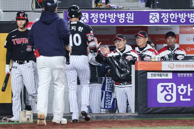 LG 오지환이 31일 대전한화생명볼파크에서 열린 2025 프로야구 KBO리그 포스트시즌 한국시리즈 5차전 LG 트윈스와 한화 이글스의 경기에서 3회초 1사 만루 1타점 희생플라이를 친 뒤 더그아웃으로 들어가며 염경엽 감독의 환영을 받고 있다. 연합뉴스