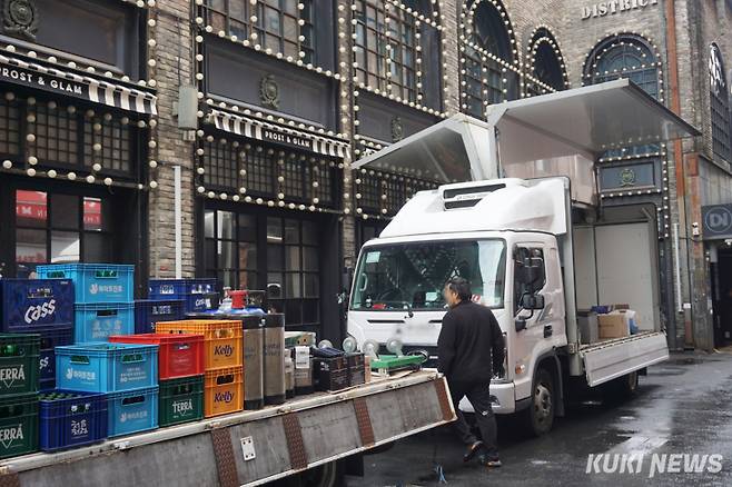 31일 오전 서울 용산구 이태원동 세계음식거리 골목에 주류 유통 트럭이 정차해 있다. 노유지 기자
