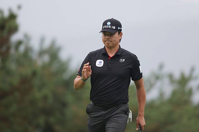 이정환이 버디 퍼트를 성공시킨 뒤 팬들의 환혼에 손을 들어 답하고 있다. KPGA