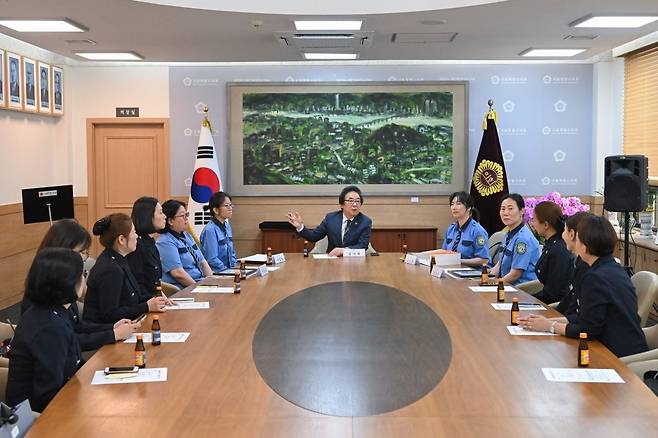 김기덕 서울시의원(가운데)이 서울시의회에서 관계 기관 관계자들과 간담회를 열고 지역 안전 및 행정 협력 방안을 논의하고 있다. 서울시의회 제공