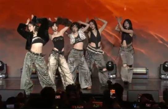 걸그룹 르세라핌이 글로벌 기업 엔비디아 젠슨 황 CEO의 소개를 받으며 등장해 화려한 무대를 선보였다. [사진출처 = 연합뉴스]