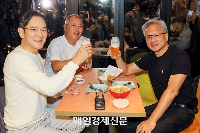 30일 아시아태평양경제협력체(APEC) 정상회의를 계기로 한국을 찾은 젠슨 황 엔비디아 최고경영자(오른쪽)가 서울 삼성동 한 치킨집에서 이재용 삼성전자 회장(왼쪽), 정의선 현대차그룹 회장과 치맥 회동을 하며 건배하고 있다. 이승환 기자