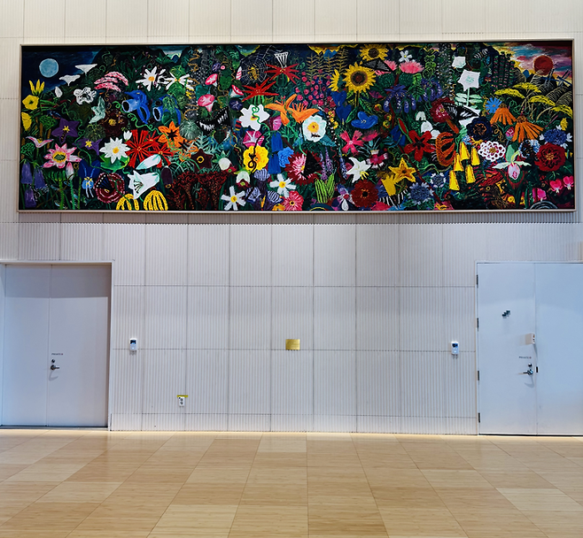 서울 여의도 파크원 로비에 전시된 김종학의 ‘설악여름 일월도’. 정유정 기자