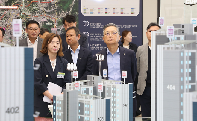 이한준 사장(가운데)이 4일 파주운정3 A20블록 견본주택 전시관을 찾아 준비 현황을 점검하고 있다. [LH]