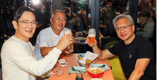 아시아태평양경제협력체(APEC) 정상회의를 계기로 한국을 찾은 젠슨 황 엔비디아 최고경영자가 30일 서울 삼성동 한 치킨집에서 진행된 이재용 삼성전자 회장, 정의선 현대차그룹 회장과 치맥 회동 중 기념촬영을 하고 있다.(사진=연합뉴스)