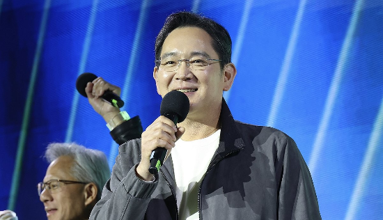 이재용 삼성전자 회장이 30일 서울 코엑스에서 열린 엔비디아의 그래픽카드(GPU) ‘지포스’ 출시 25주년 행사에서 단상에 올라 발언하고 있다.(사진=연합뉴스)