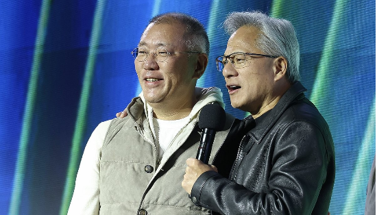 젠슨 황 엔비디아 최고경영자와 정의선 현대차그룹 회장이 30일 서울 코엑스에서 열린 엔비디아의 그래픽카드(GPU) ‘지포스’ 출시 25주년 행사에서 단상에 올라 있다.(사진=연합뉴스)
