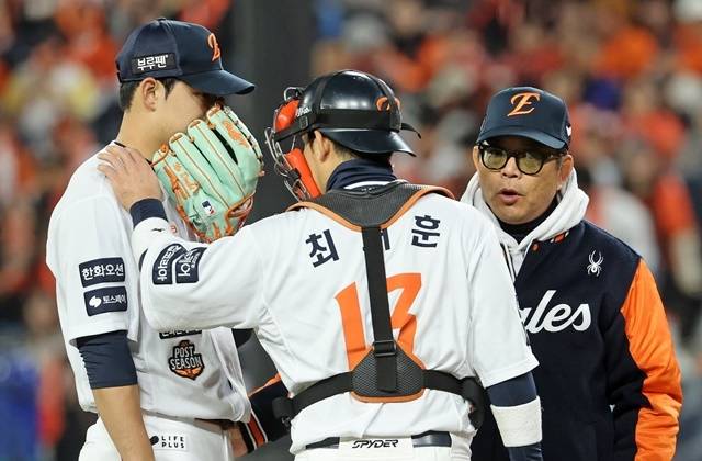 31일 대전한화생명볼파크에서 열린 2025 프로야구 KBO리그 포스트시즌 한국시리즈 5차전 LG 트윈스와 한화 이글스의 경기. 1회초 LG에게 실점한 한화 문동주가 양상문 코치와 대화하고 있다. 사진=연합뉴스