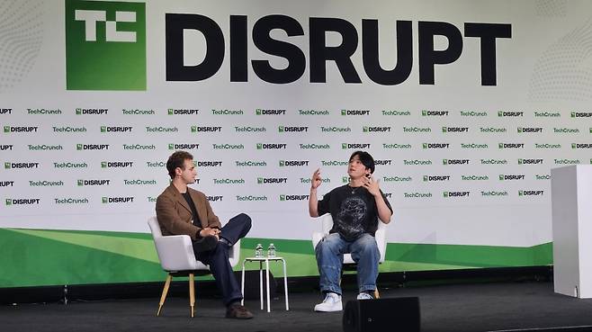 로이 리(한국명 이정인) 클루엘리(Cluely) 대표가 29일(현지시간) 미국 샌프란시스코 모스콘웨스트에서 열린 '테크크런치 디스럽트 2025'에서 대담을 나누고 있다. /사진=최태범 기자