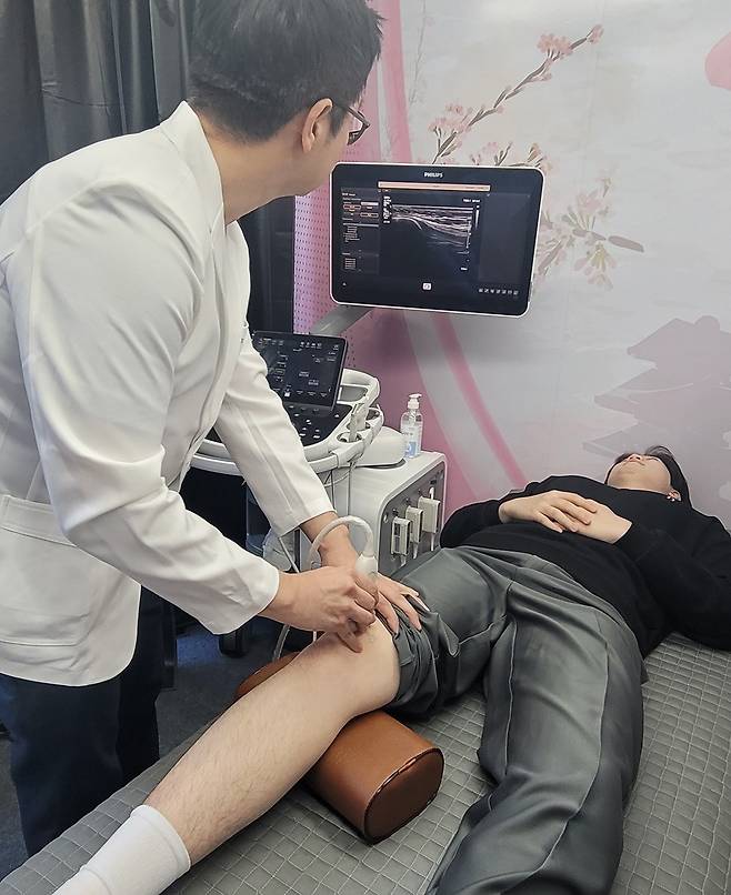 'K-한의 헬스케어관'이 10월27일부터 11월1일까지 경주엑스포대공원 내 선덕광장에서 운영되는 가운데, 이 부스에서 한의사가 한의 치료를 시연하고 있다. /사진=대한한의사협회