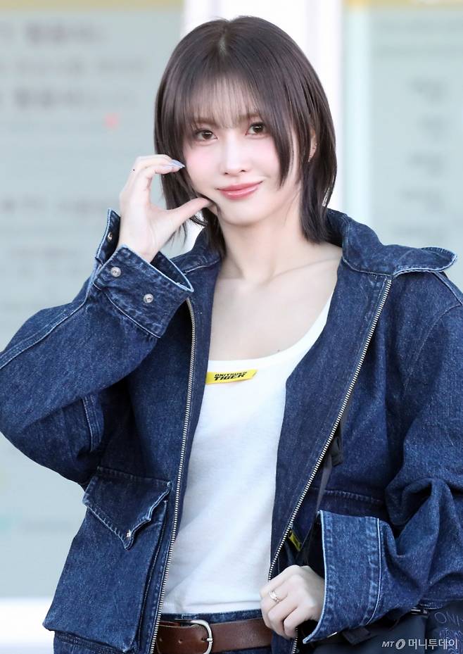 그룹 트와이스 모모가 지난 2월24일 해외 일정 차 인천국제공항을 통해 출국하고 있다. /사진=임성균 기자 tjdrbs23@