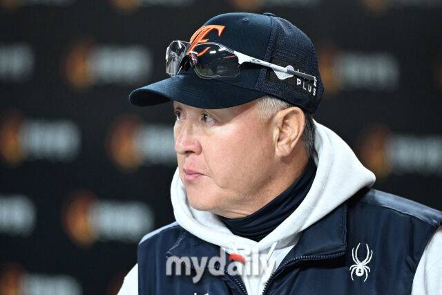 30일 대전 한화생명 볼파크 야구장에서 열린 '2025 신한 SOL 뱅크 KBO 한국시리즈 4차전' LG 트윈스와 한화 이글스 경기. 한화 김경문 감독이 경기를 지켜보고 있다./대전=한혁승 기자 hanfoto@mydaily.co.kr