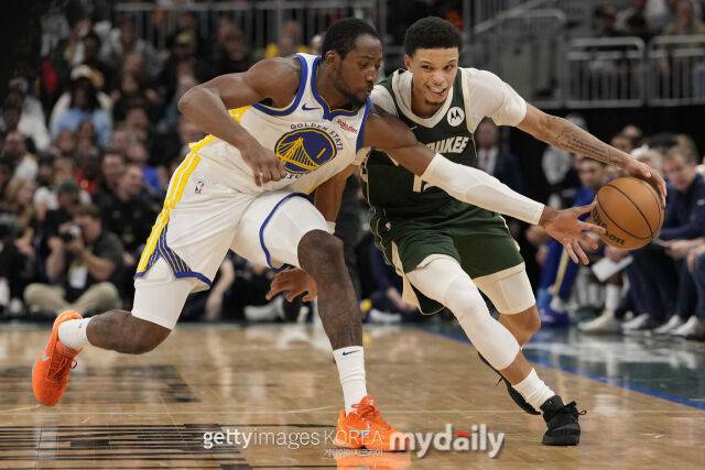 쿠밍가(왼쪽)의 수비를 피해 드리블하는 롤린스. /게티이미지코리아