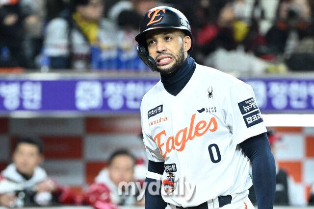 29일 대전 한화생명 볼파크 야구장에서 열린 '2025 신한 SOL 뱅크 KBO 한국시리즈 3차전' LG 트윈스와 한화 이글스 경기. 한화 리베라토가 8회말 무사 1-3루에 헛스윙 삼진을 당하며 아쉬워하고 있다./대전 = 한혁승 기자