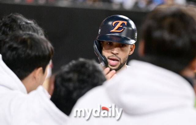 2025년 10월 24일 오후 대전한화생명볼파크에서 열린 '2025 신한 SOL BANK KBO 포스트 시즌' 삼성 라이온즈와 한화 이글스의 플레이오프(PO) 5차전 경기. 한화 3루 주자 리베라토가 1회초 1사 1.3루서 채은성의 좌익수 희생 플라이 때 홈을 밟고 기뻐하고 있다./마이데일리