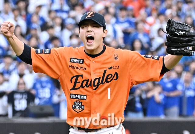 18일 오후 대전광역시 중구 대전 한화생명볼파크에서 진행된 '2025 프로야구 KBO리그 포스트시즌' 플레이오프(PO) 1차전 한화이글스와 삼성라이온즈의 경기. 한화 문동주가 7회초를 삼자범퇴로 막은 뒤 포효하고 있다./마이데일리