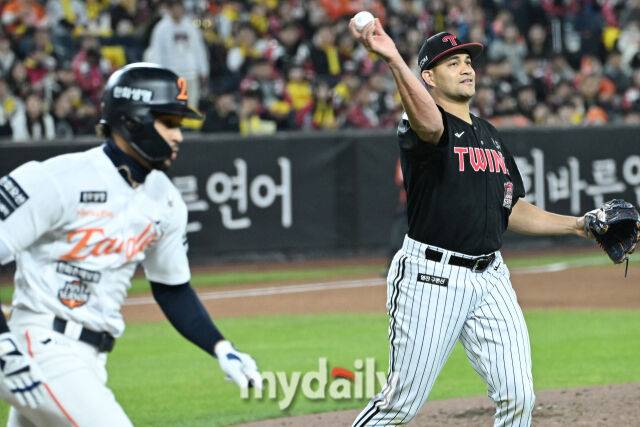 30일 대전 한화생명 볼파크 야구장에서 열린 '2025 신한 SOL 뱅크 KBO 한국시리즈 4차전' LG 트윈스와 한화 이글스 경기. LG 선발 치리노스가 5회말 1사 1루 한화 리베로토의 땅볼을 수비하고 있다./대전 = 한혁승 기자