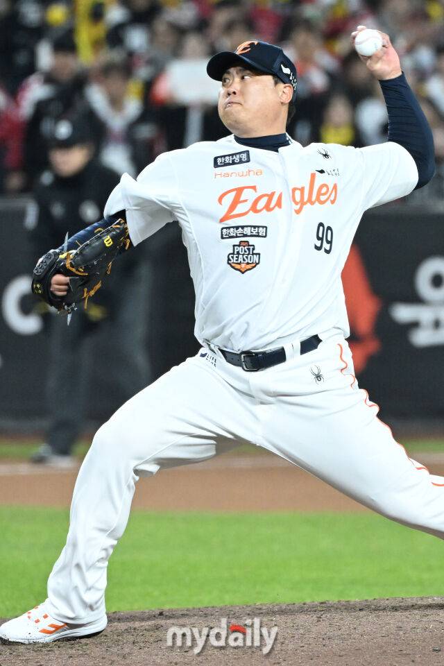 31일 대전 한화생명 볼파크 야구장에서 열린 '2025 신한 SOL 뱅크 KBO 한국시리즈 5차전' LG 트윈스와 한화 이글스 경기. 한화 류현진이 8회초 교체되 마운드에 올라 힘차게 투구하고 있다./대전=한혁승 기자 hanfoto@mydaily.co.kr, 대전=곽경훈 기자 kphoto@mydaily.co.kr