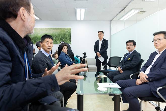 김성환(사진 오른쪽에서 두 번째) 기후에너지환경부장관이 31일 서울 중구에 마련된 가습기살균제 피해자 쉼터에서 피해자 및 가족과 간담회를 갖고 건의사항을 경청하고 있다.[기후에너지환경부 제공]