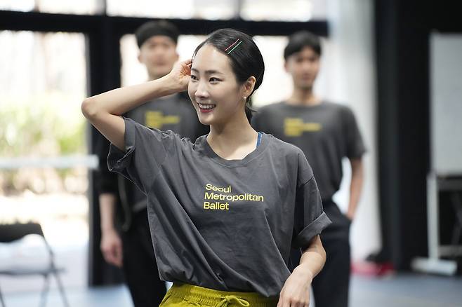 서울시발레단의 굿즈인 티셔츠는 무용수들처럼 웜업용으로 입기 좋은 재질과 디자인을 고려해 제작됐다. 실제로 발레단 단원들은 연습 때마다 착용 중이다. [세종문화회관 제공]