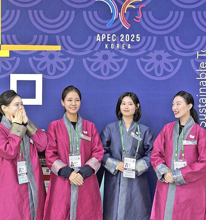 경북전문대 항공 서비스경영과 학생 5명, 간호학과 학생 2명 등 총 7명이 아시아태평양경제협력체(APEC 2025 KOREA) 정상회의에 자원봉사자로 참여해 국제적 감각을 쌓는 소중한 경험을 쌓았다.[경북전문대 제공]