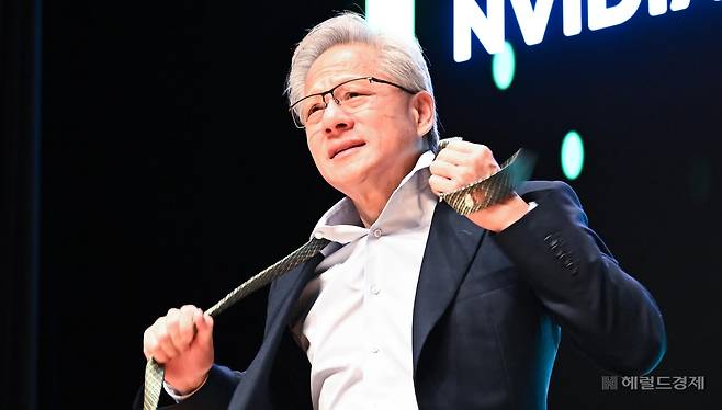 젠슨 황 엔비디아 CEO가 31일 경북 경주시 경주예술의전당에서 열린 엔비디아 기자간담회에서 답변 중 넥타이를 풀고 있다. 경주=임세준 기자