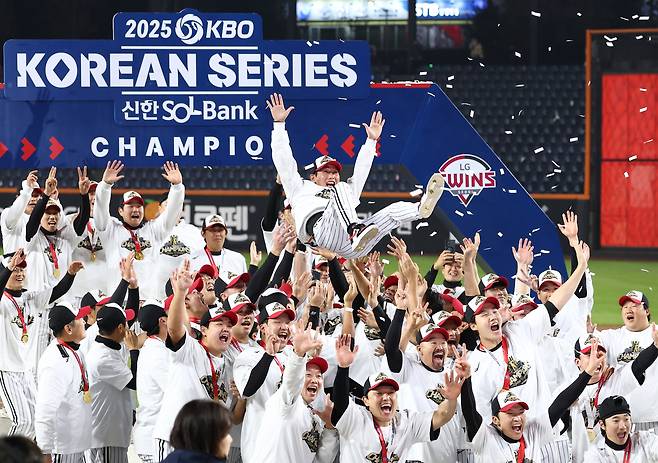 LG 트윈스가 31일 대전한화생명볼파크에서 열린 2025 프로야구 KBO리그 한국시리즈 5차전에서 한화 이글스를 꺾고 한국시리즈 정상에 오른 뒤 염경엽 감독을 헹가래치고 있다. [연합]