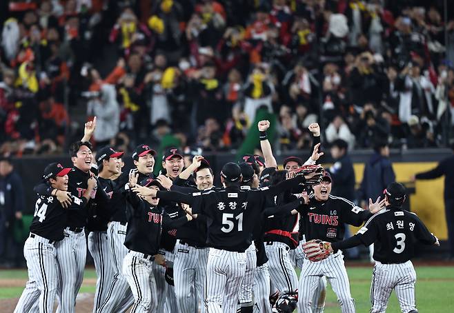LG 선수들이 한국시리즈 우승을 확정한 후 환호하는 모습 [연합]