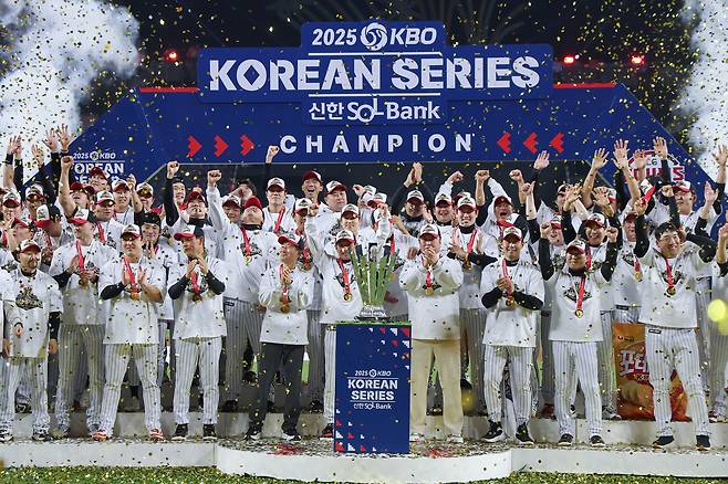한국시리즈 우승을 차지한 LG 트윈스 선수들이 기념촬영을 하고 있다. [연합]