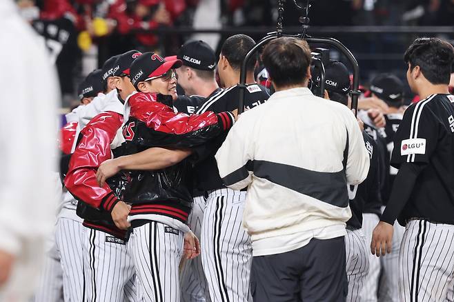 염경엽 감독이 한국시리즈 우승을 차지한 뒤 선수들을 격려하고 있다. [연합]