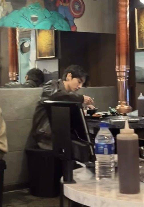 [서울=뉴시스] 그룹 방탄소년단(BTS) 멤버 정국이 서울 용산구 한 식당에서 혼자 밥을 먹고 있다. (사진=X 캡처) 2025.10.31. photo@newsis.com *재판매 및 DB 금지