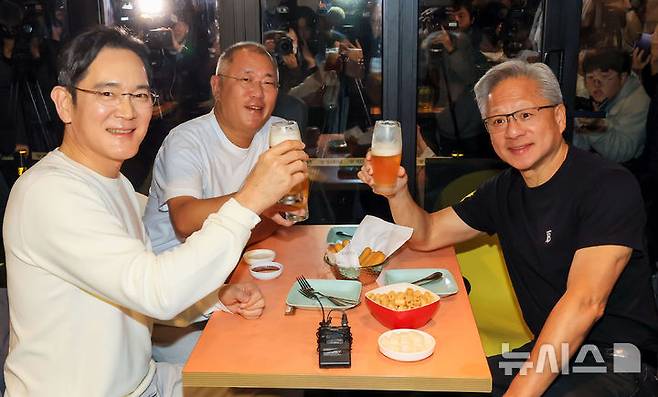 [서울=뉴시스] 정병혁 기자 = 젠슨 황 엔비디아 최고경영자(CEO)와 이재용 삼성전자 회장, 정의선 현대차그룹 회장이 30일 서울시내 한 치킨집에서 '치맥회동'을 하고 있다. (공동취재) 2025.10.30. photo@newsis.com